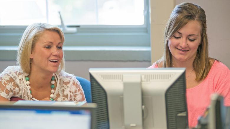 A new student meets with an adviser during New Student Orientation