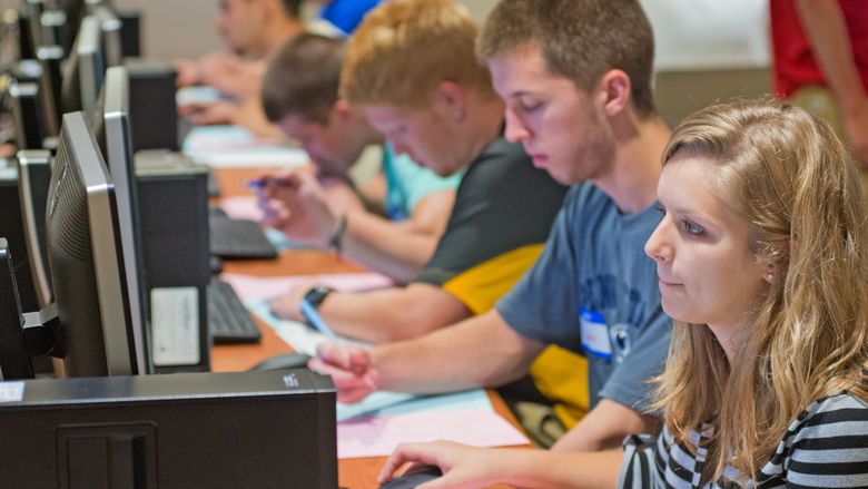 New students use computers during New Student Orientation